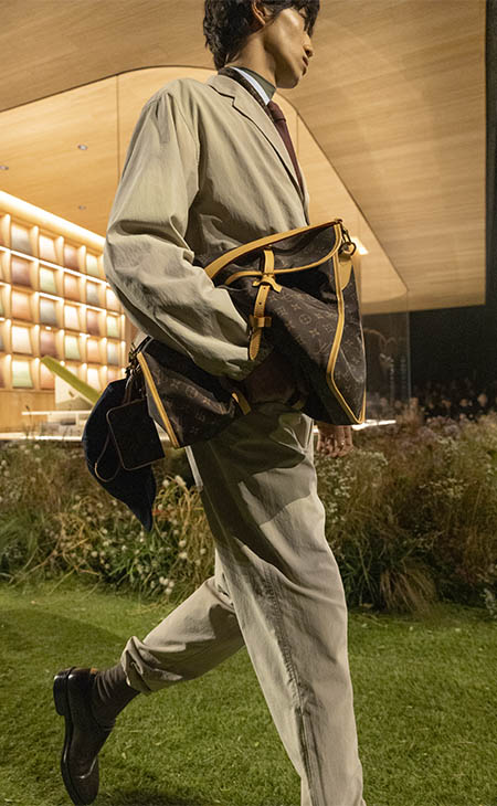 أسبوع باريس للموضة: الفخامة الهادئة في مجموعة لويس فويتون